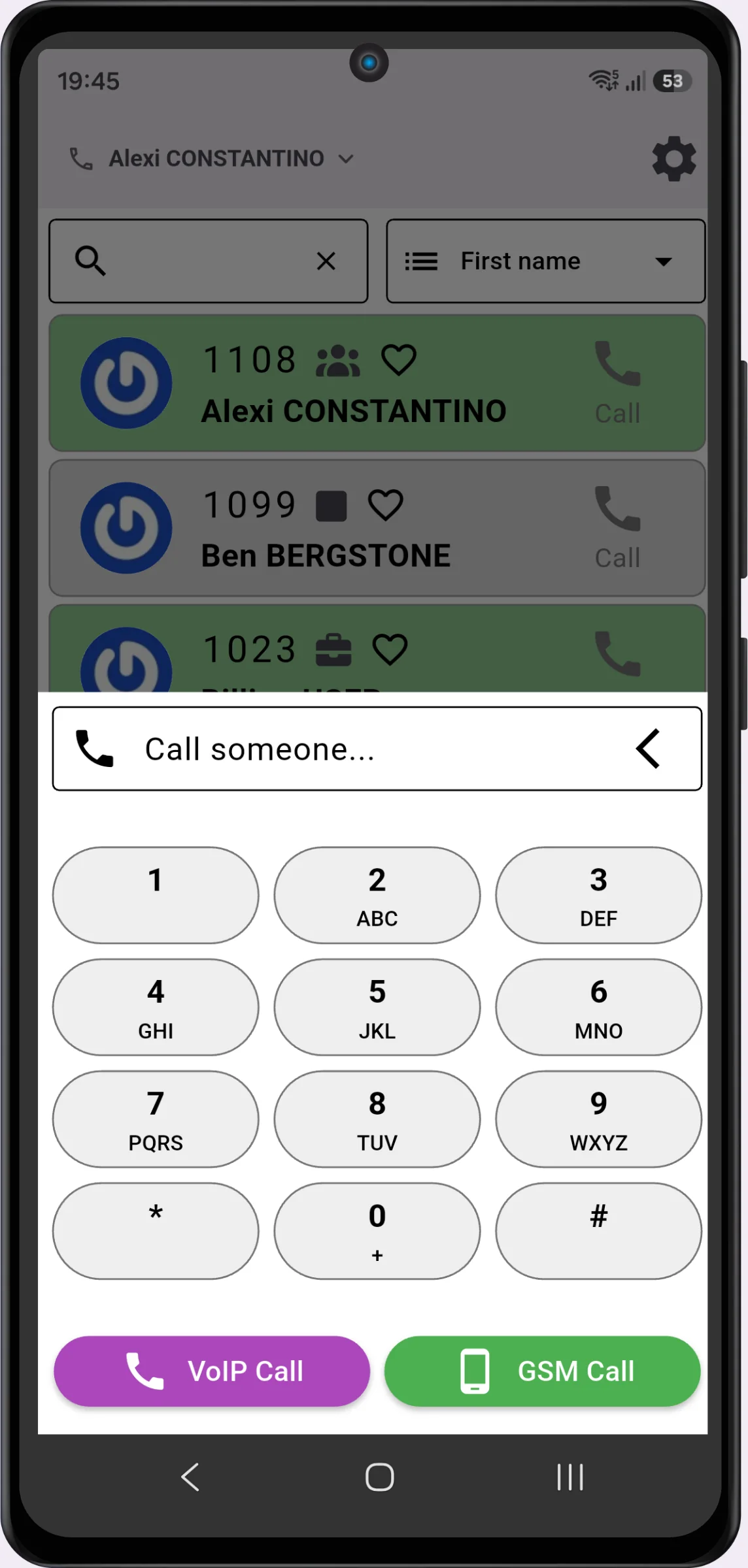 L'application mobile Voxbi affichant la liste de contacts et le clavier, avec les options d'appel VoIP et GSM.